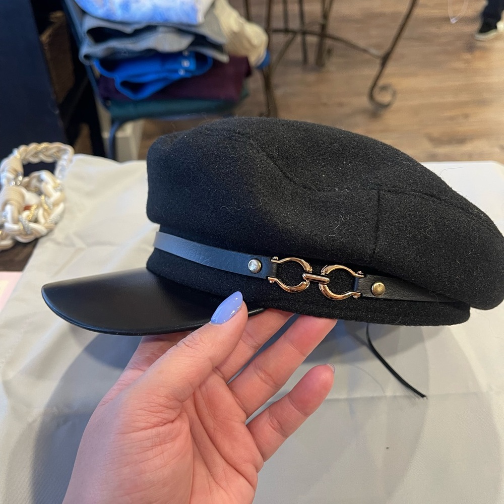 291. Elegant Black Newsboy Cap with Gold Detail - Picture 2 of 4